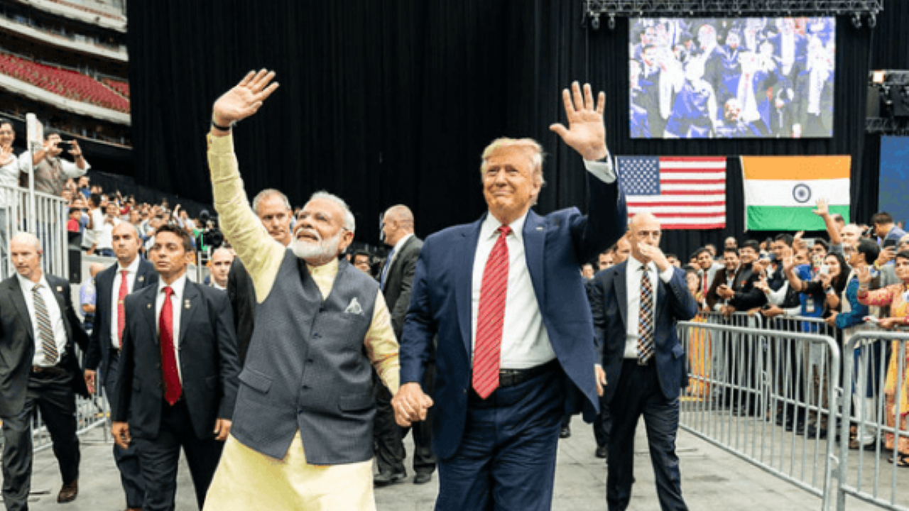 दोस्त दोस्त न रहाः मोदी और ट्रंप की दोस्ती का पुराना फोटो। दोनों एक दूसरे के देश में गए थे। trump modi