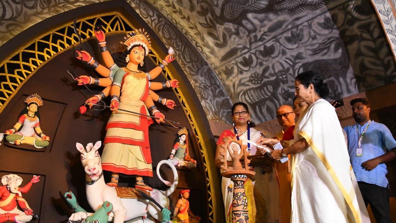 दुर्गा पूजा की सियासत में भाजपा को पछाड़ती ममता दुर्गा पूजा की सियासत में भाजपा को पछाड़ती ममता