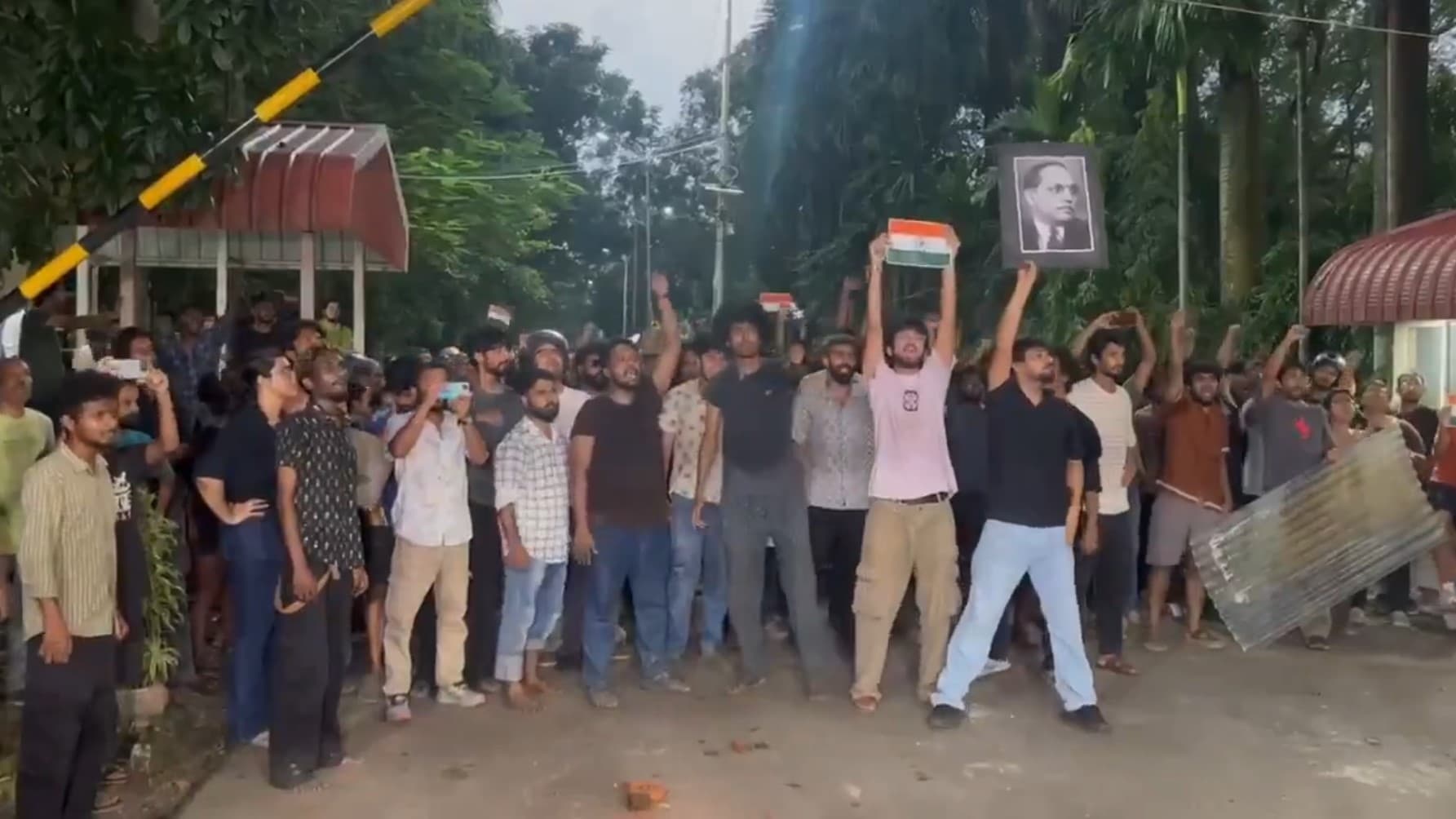 कोलकाता के सत्यजीत रे फिल्म टेलीविजन इंस्टीट्यूट में RSS से जुड़े संगठन के कार्यक्रम पर झड़प; हमले का आरोप कोलकाता के सत्यजीत रे फिल्म टेलीविजन इंस्टीट्यूट में RSS से जुड़े संगठन के कार्यक्रम पर झड़प; हमले का आरोप