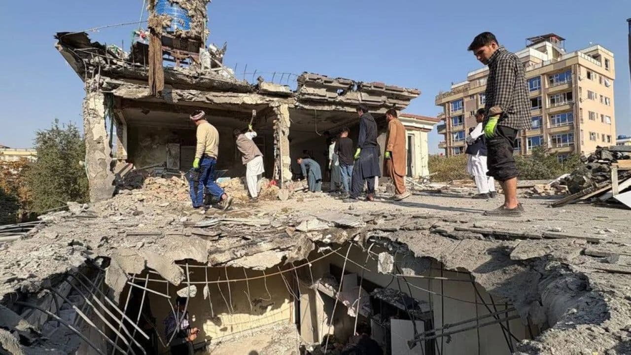 पाकिस्तान-अफगानिस्तान युद्धः ट्रंप ने शरीफ, मुनीर की तारीफ की, संघर्ष रोकने से इंकार पाकिस्तान-अफगानिस्तान युद्धः ट्रंप ने शरीफ, मुनीर की तारीफ की, संघर्ष रोकने से इंकार