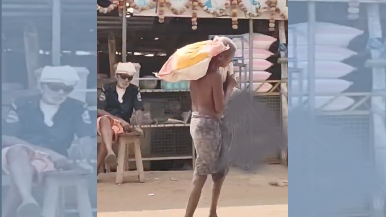 खाते से पैसे नहीं दिये तो बहन का कंकाल लेकर पहुँच गया बैंक- 'ये लो सबूत'! खाते से पैसे नहीं दिये तो बहन का कंकाल लेकर पहुँच गया बैंक- 'ये लो सबूत'!