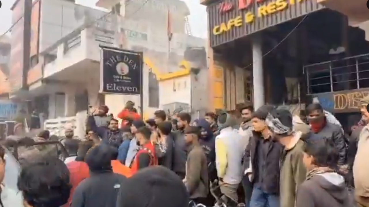 नर्सिंग छात्रा की जन्मदिन पार्टी में बजरंग दल वालों का उग्र हंगामा, पुलिस ने कार्रवाई मुस्लिम युवकों पर की नर्सिंग छात्रा की जन्मदिन पार्टी में बजरंग दल वालों का उग्र हंगामा, पुलिस ने कार्रवाई मुस्लिम युवकों पर की