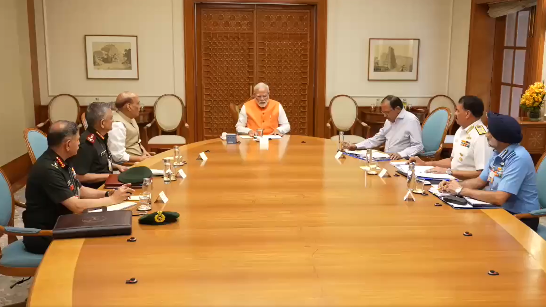 पीएम की रक्षा मंत्री, सेना प्रमुखों के साथ उच्च स्तरीय बैठक; बड़े अभियान की तैयारी? पीएम की रक्षा मंत्री, सेना प्रमुखों के साथ उच्च स्तरीय बैठक; बड़े अभियान की तैयारी?