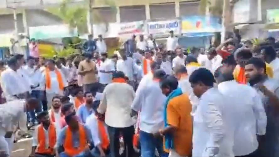तेलंगाना: उर्दू पढ़ाने के लिए प्रिंसिपल आमिर खान पर हमले के आरोपी अमरूर बीजेपी अध्यक्ष गिरफ्तार तेलंगाना: उर्दू पढ़ाने के लिए प्रिंसिपल आमिर खान पर हमले के आरोपी अमरूर बीजेपी अध्यक्ष गिरफ्तार