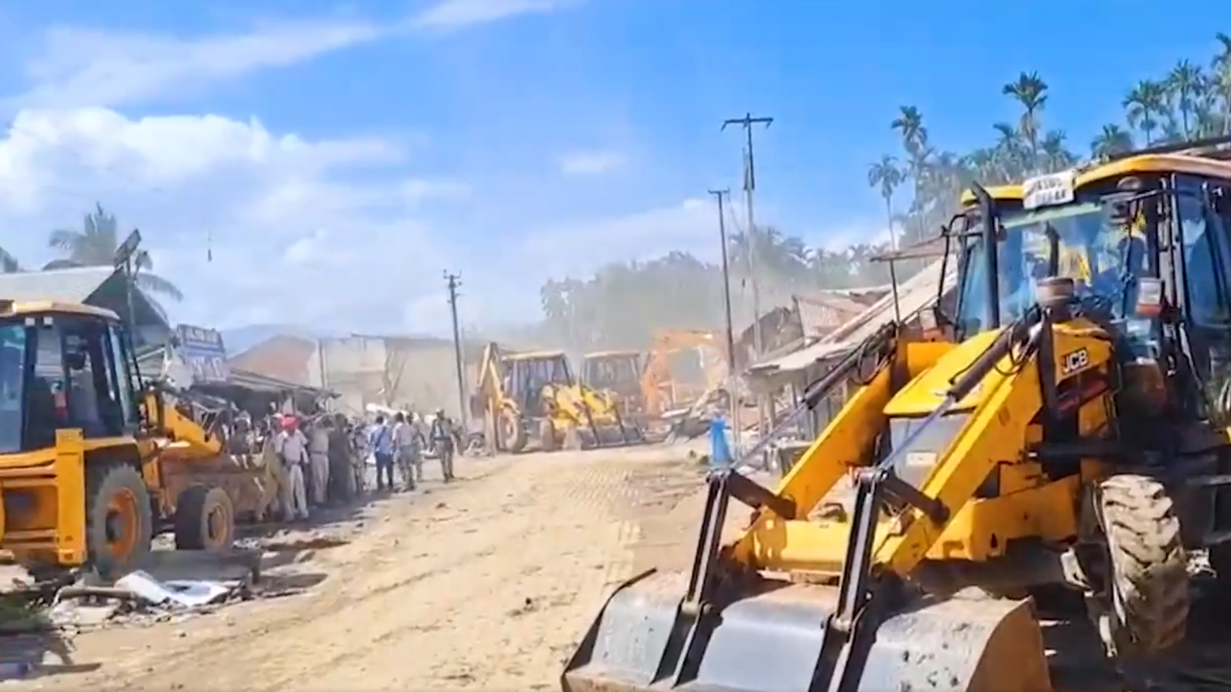 असम में बेदखली अभियान का फाइल फोटो assam eviction drive excavater machines