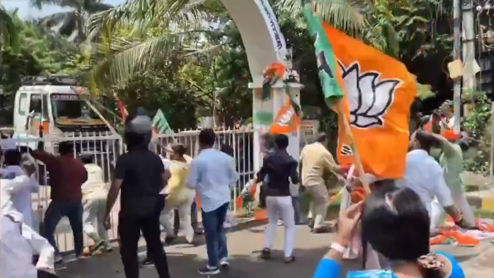कांग्रेस कार्यालय पर हमले से बवाल- (वीडियो ग्रैब- सोशल मीडिया) bjp leader attack bihar congress