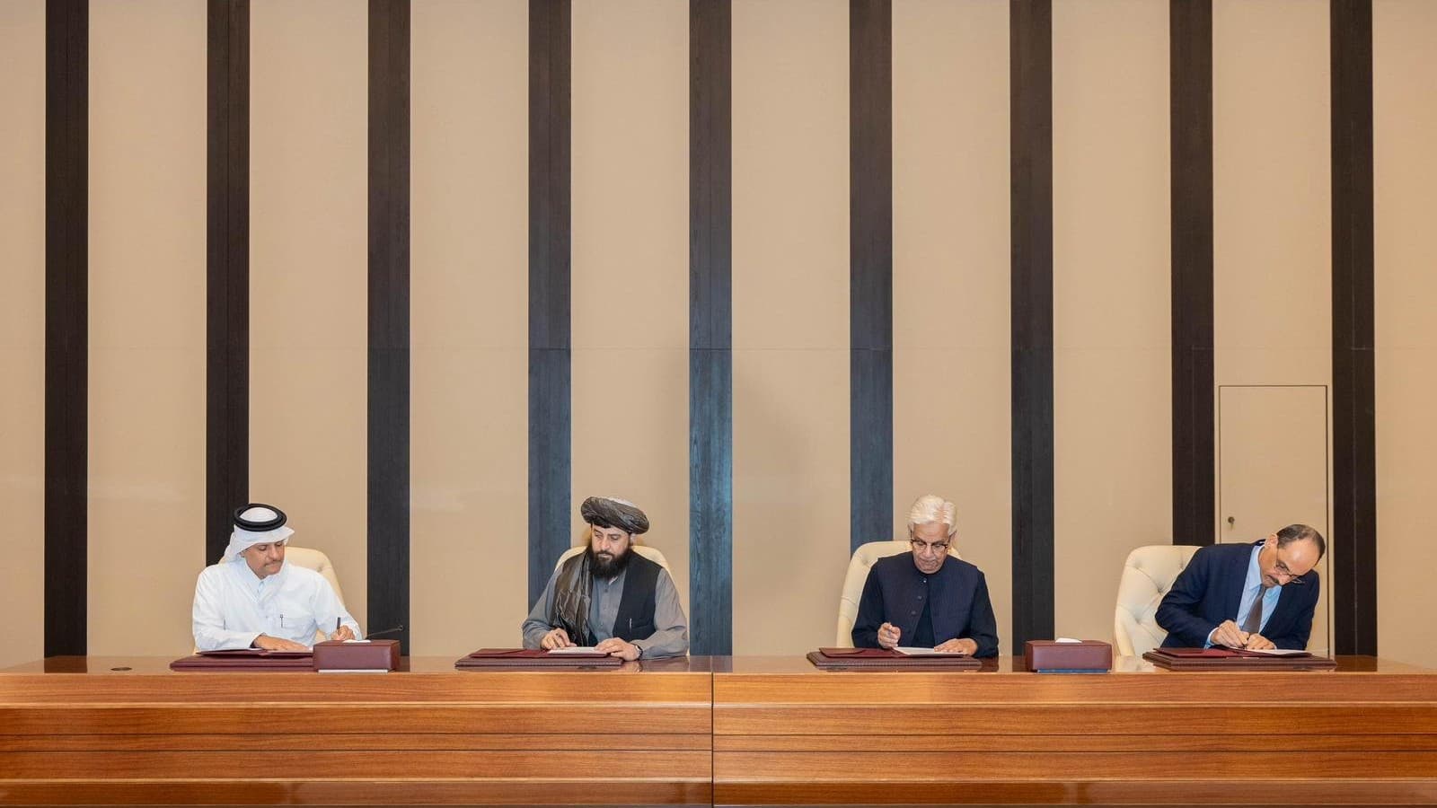 अफगानिस्तान-पाकिस्तान शांति वार्ता बेनतीजा, तनाव चरम पर, सीज़फायर खतरे में अफगानिस्तान-पाकिस्तान शांति वार्ता बेनतीजा, तनाव चरम पर, सीज़फायर खतरे में