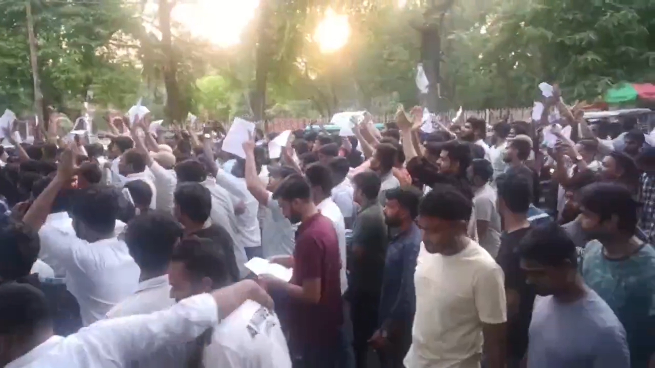 CUET परीक्षा विवादः विपक्ष हमलावर, कहा- विश्वगुरु एक परीक्षा नहीं करा सकते CUET परीक्षा विवादः विपक्ष हमलावर, कहा- विश्वगुरु एक परीक्षा नहीं करा सकते