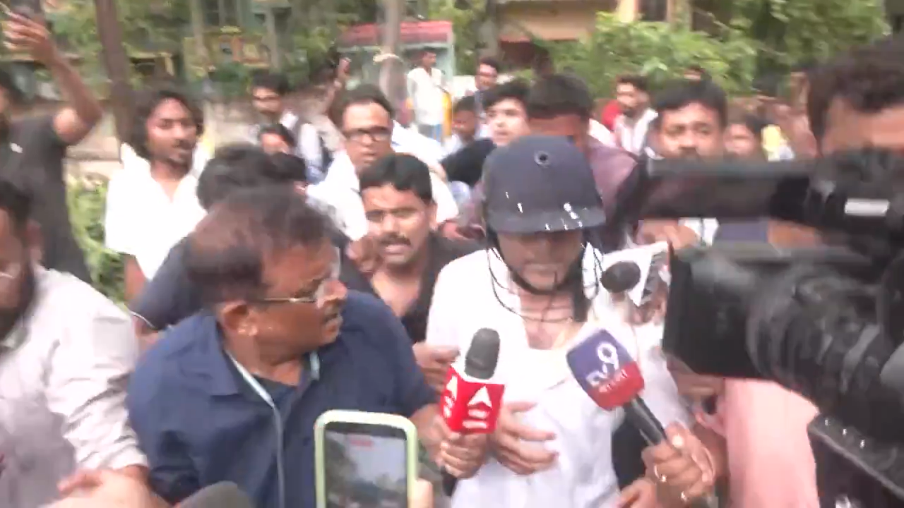 बंगालः टीएमसी महासचिव अभिषेक बनर्जी पर बीजेपी समर्थकों का हमला, विपक्ष ने निन्दा की बंगालः टीएमसी महासचिव अभिषेक बनर्जी पर बीजेपी समर्थकों का हमला, विपक्ष ने निन्दा की
