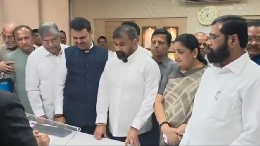 आदित्य ठाकरे के करीबी सचिन अहिर ने महायुति की ओर से भरा पर्चा, उद्धव ठाकरे को बड़ा झटका आदित्य ठाकरे के करीबी सचिन अहिर ने महायुति की ओर से भरा पर्चा, उद्धव ठाकरे को बड़ा झटका