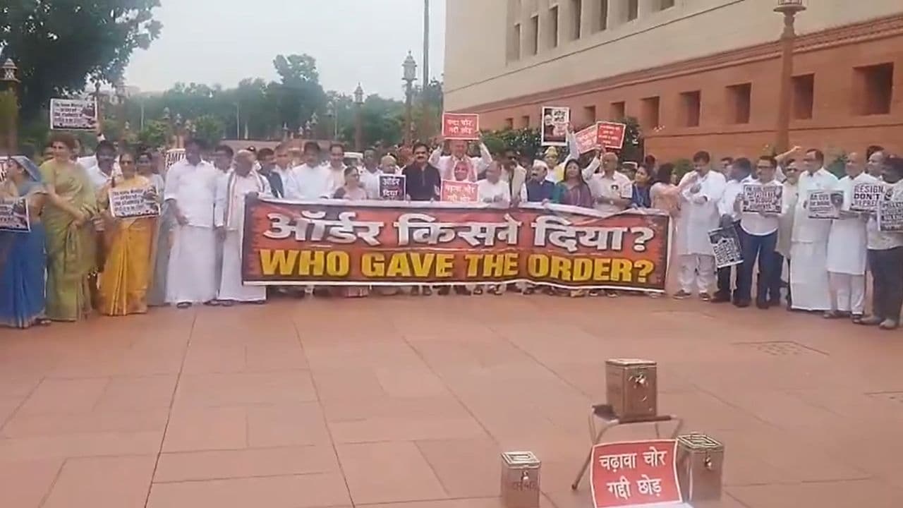 संसद परिसर में गूंजा- 'मोदी-शाह सदन में आओ', राहुल के सवाल, राज्यसभा में पैलेट गन पर हंगामा संसद परिसर में गूंजा- 'मोदी-शाह सदन में आओ', राहुल के सवाल, राज्यसभा में पैलेट गन पर हंगामा