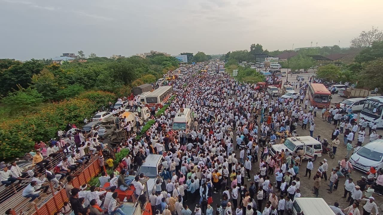 कर्जमाफीः महाराष्ट्र के किसान नाकाबंदी के बाद हाईवे से हटे, आज फडणवीस से बात कर्जमाफीः महाराष्ट्र के किसान नाकाबंदी के बाद हाईवे से हटे, आज फडणवीस से बात