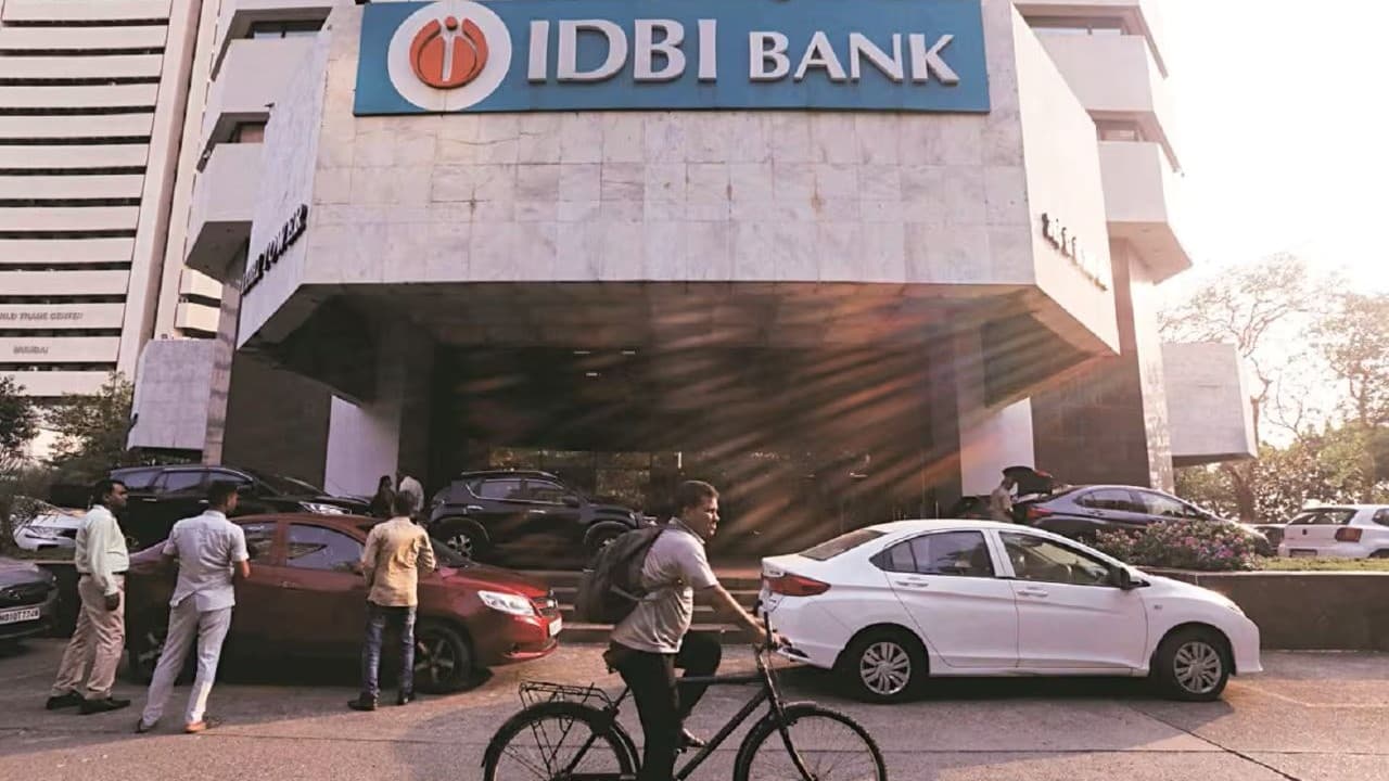 IDBI बैंक की बिक्री: ₹52,878 करोड़ का सौदा, सरकार कुछ सवालों के जवाब देने ही होंगे IDBI बैंक की बिक्री: ₹52,878 करोड़ का सौदा, सरकार कुछ सवालों के जवाब देने ही होंगे