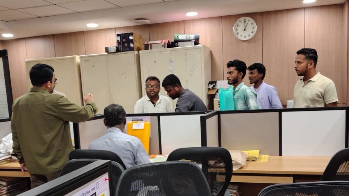 बंगाल चुनावः फॉर्म 6 की आड़ में दूसरे राज्यों के वोटरों की घुसपैठ कैसे? बंगाल चुनावः फॉर्म 6 की आड़ में दूसरे राज्यों के वोटरों की घुसपैठ कैसे?