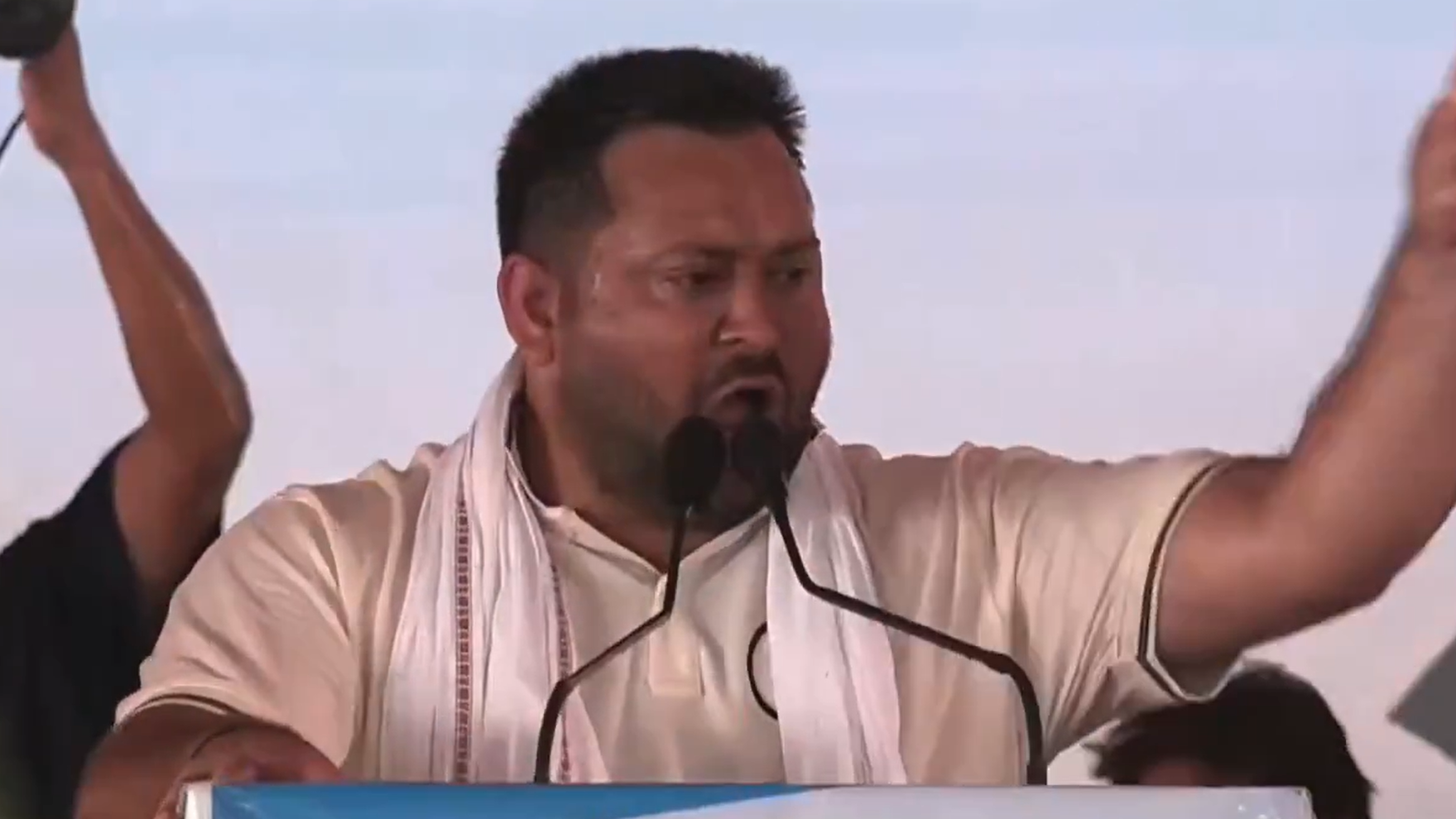 तेजस्वी ने राहुल के सामने खुद को बताया महागठबंधन का मुख्यमंत्री उम्मीदवार tejashwi yadav india cm candidate